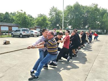 勞動最美、團結(jié)拼搏”拔河比賽