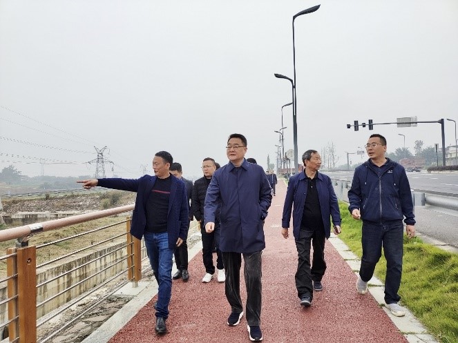 集團公司黨委書記、董事長鄧華一行前往青白江現(xiàn)代種業(yè)園區(qū)等調(diào)研