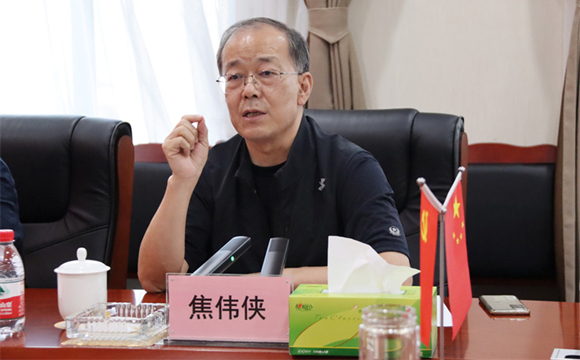 四川省委省政府決策咨詢委員會、西財智庫領(lǐng)導(dǎo)專家蒞臨四川棉麻集團(tuán)指導(dǎo)工作